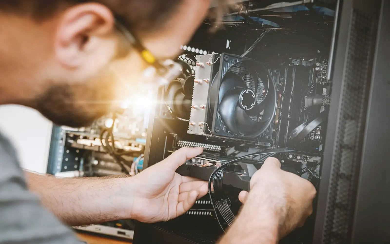 Técnico revisando el interior de una computadora