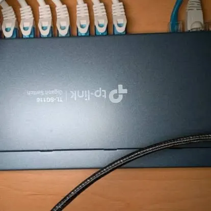 Switch TP-Link Gigabit con cables de red conectados