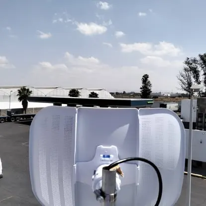 Antena de enlace inalámbrico instalada en una azotea