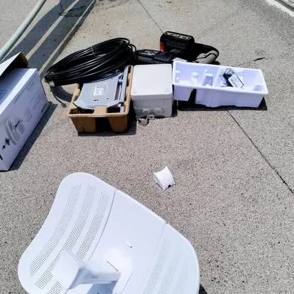 Equipo y herramientas de instalación de un enlace inalámbrico en una azotea