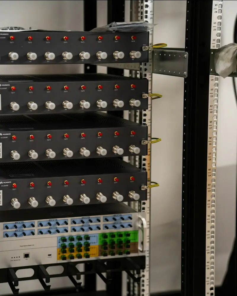 Rack con equipos de red