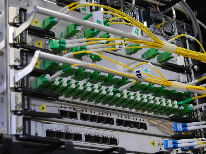Fibra óptica conectada a un switch
