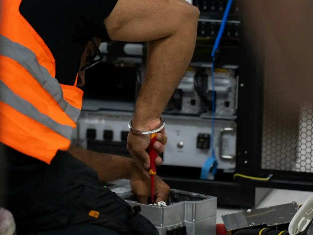 Técnico trabajando en un gabinete de comunicaciones