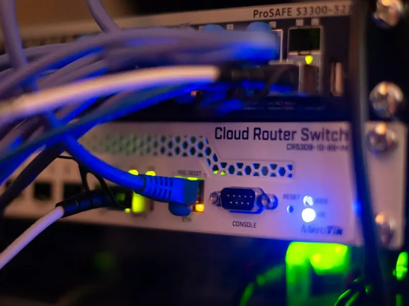Switch de red con cables conectados