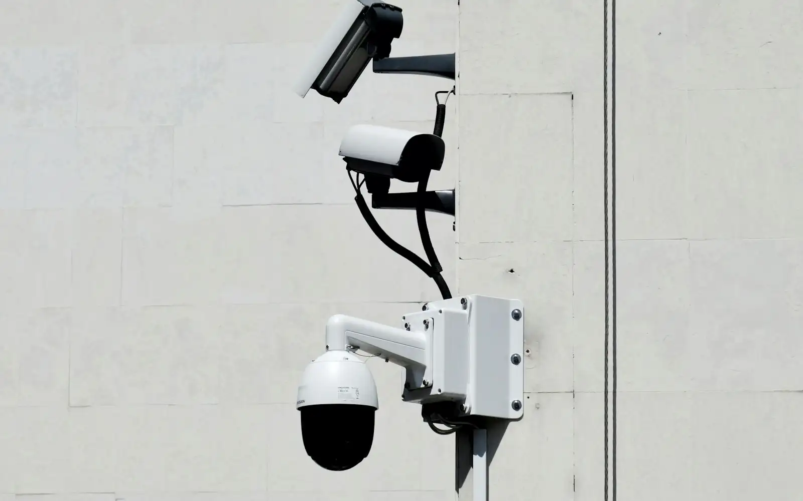 Cámaras de seguridad montadas en una fachada