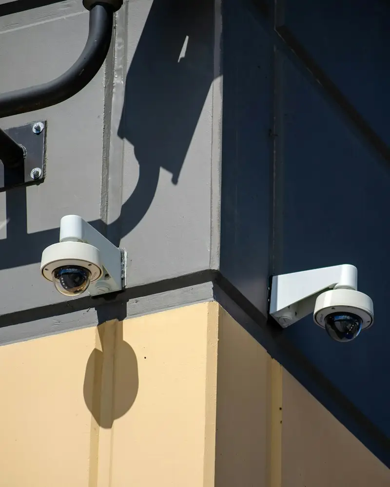 Par de cámaras de seguridad en la esquina de un edificio